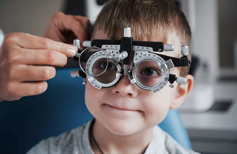 badanie wzroku małego chłopca