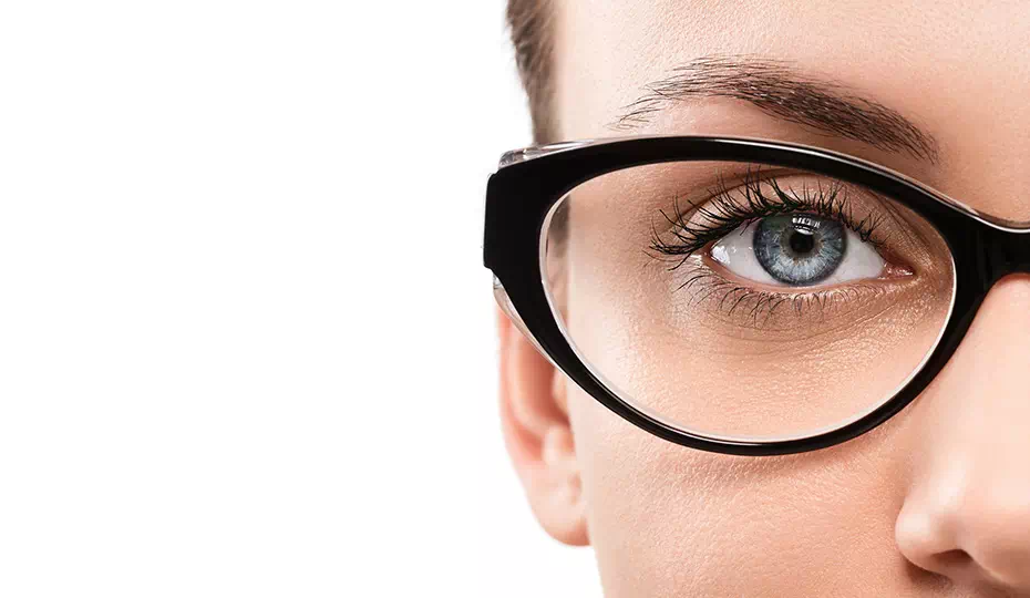 kobiece oko w okularach